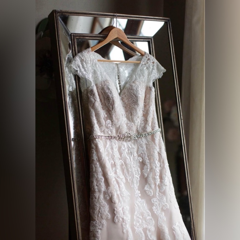 Fiore Couture Wedding Gown Size 12